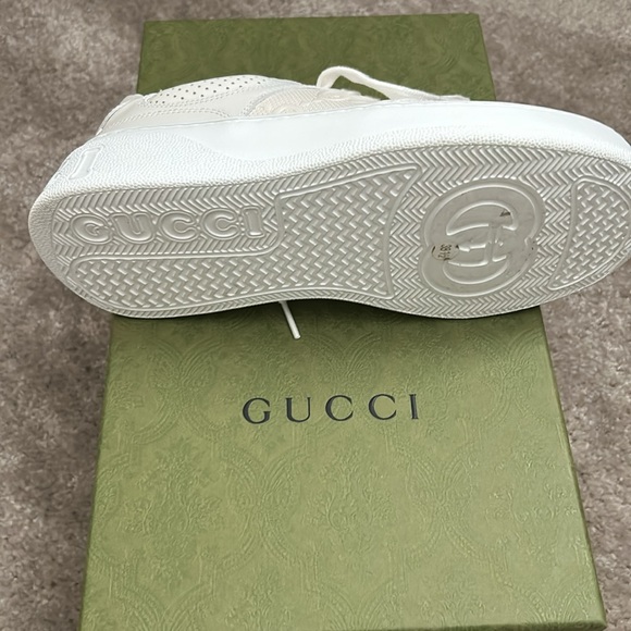 Gucci sneaker worn once. New/used - Picture 3 of 7
